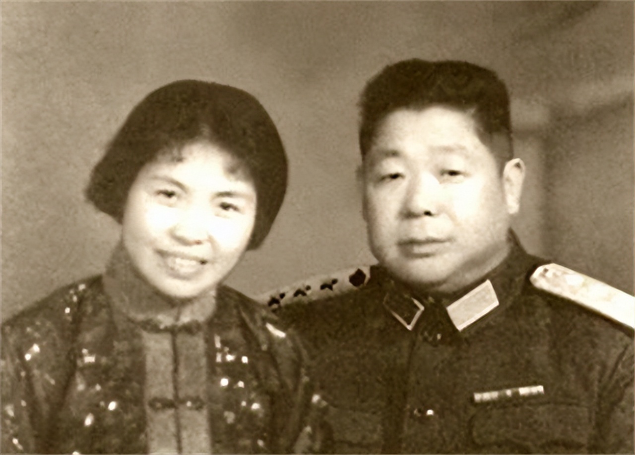 1977年邓公约见*锡联陈**，*锡联陈**向邓道歉，邓公：你在北京不欠账