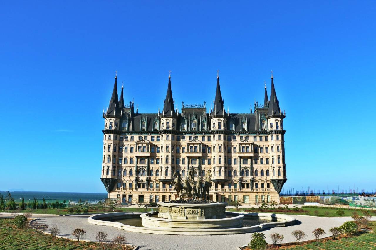 西虹市首富五十万一天的酒店,西虹市首富酒店一个月全包多少钱