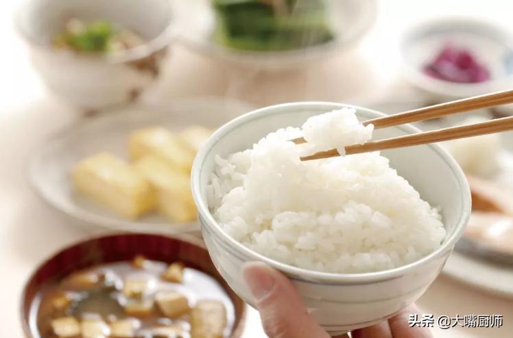 蒸米饭不沾水做法,蒸米饭不加水好吃吗