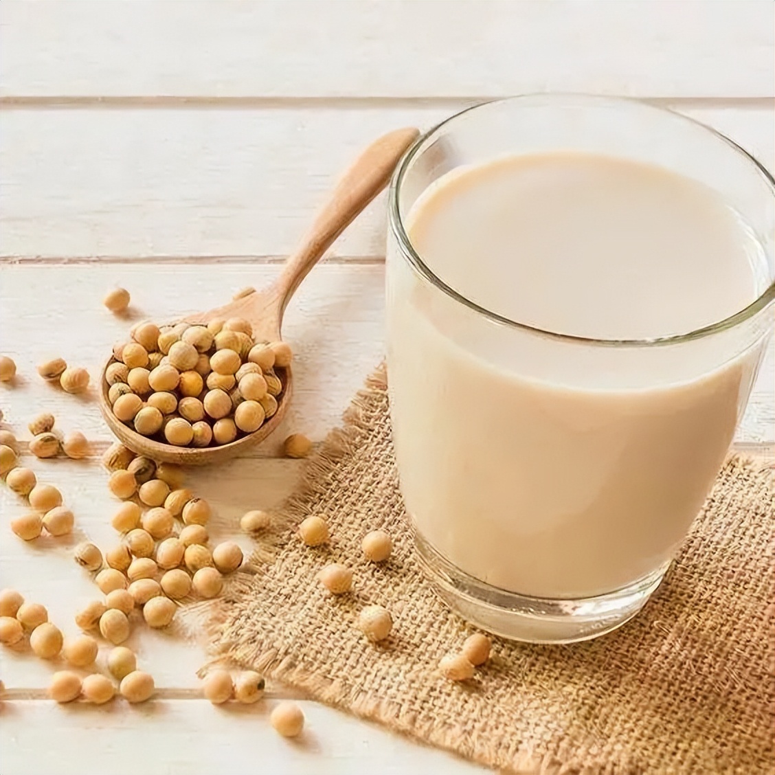 豆浆和牛奶哪个营养高,孕期喝豆浆还是牛奶好