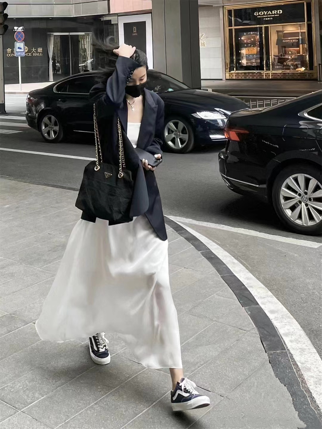 黑色半身褶皱西装长裙怎么搭配,经典长裙配格子西装女人味十足