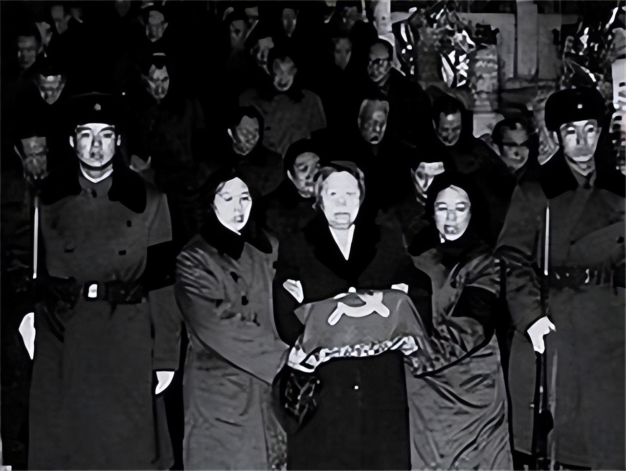 76年总理逝世，谁致悼词引争议，*剑英叶**拍板：论资历只有一人合适