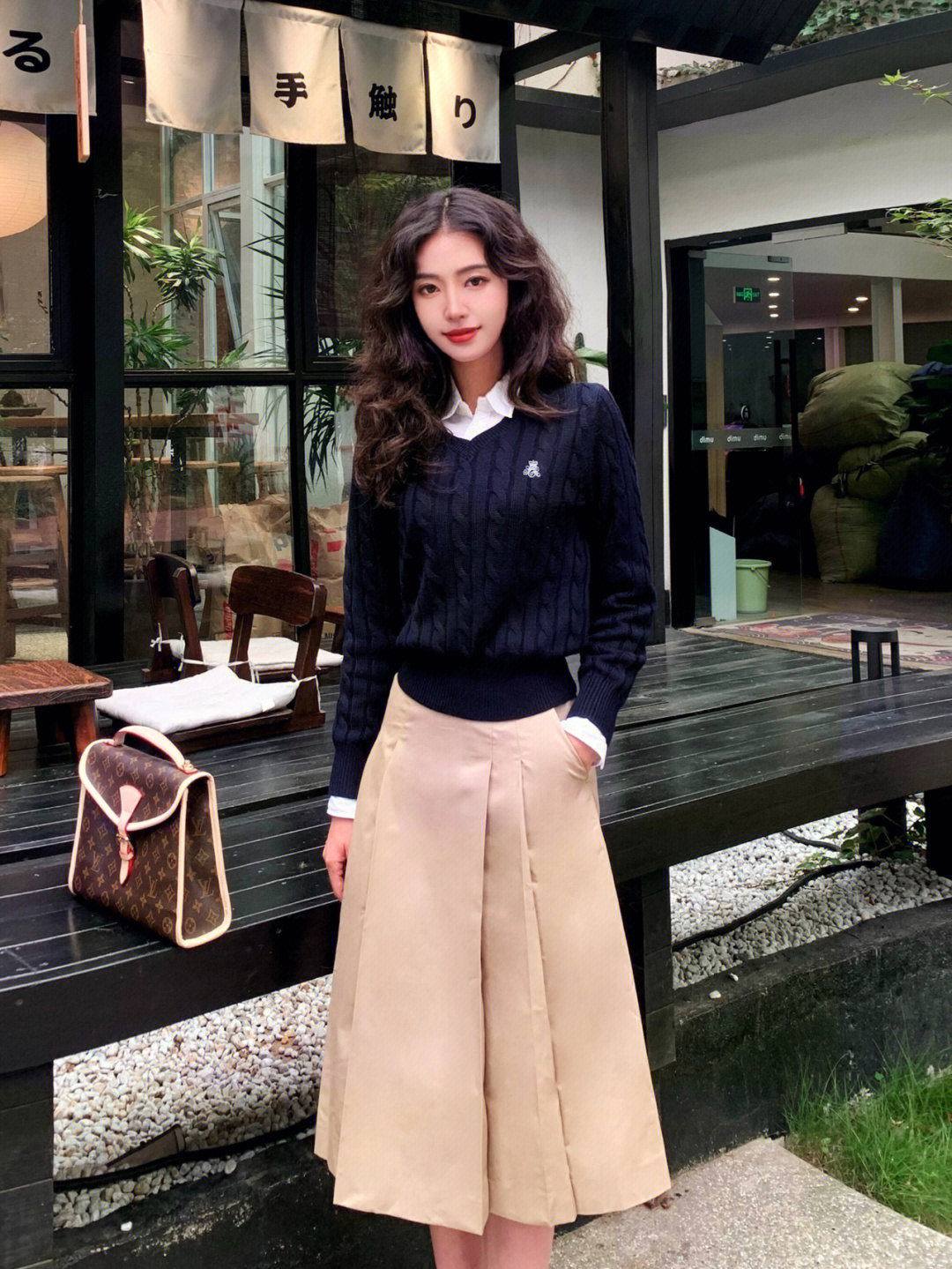 针织衫显瘦配半身裙气质优雅,职场女士针织衫搭配高腰半身裙