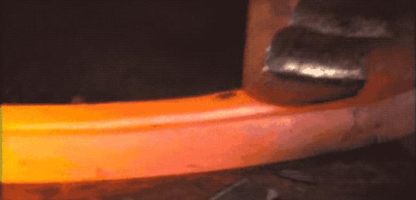 马为什么要钉马蹄铁,给马钉马蹄铁的视频