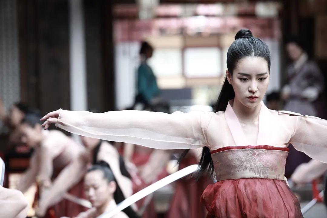 黑暗荣耀里妍珍直发采访片段,黑暗荣耀妍珍哪一集被女二发现