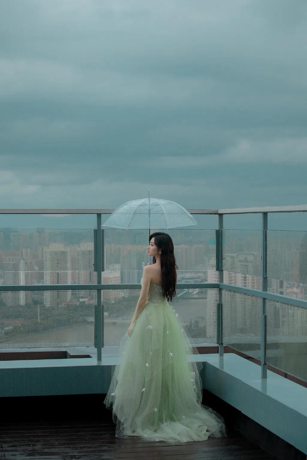 雨中漫步的佳人,雨中漫步佳人