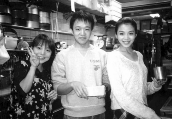 朱迅一家三口照顾瘫痪公公,朱迅和丈夫吃饭