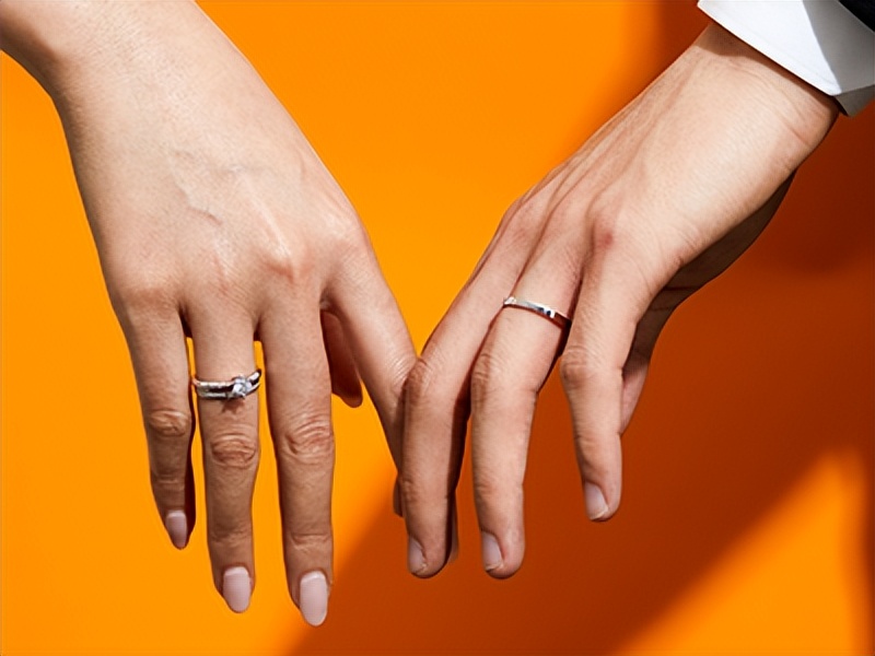 怎样求婚最简单而又浪漫,求婚怎么求浪漫六种最佳求婚方式