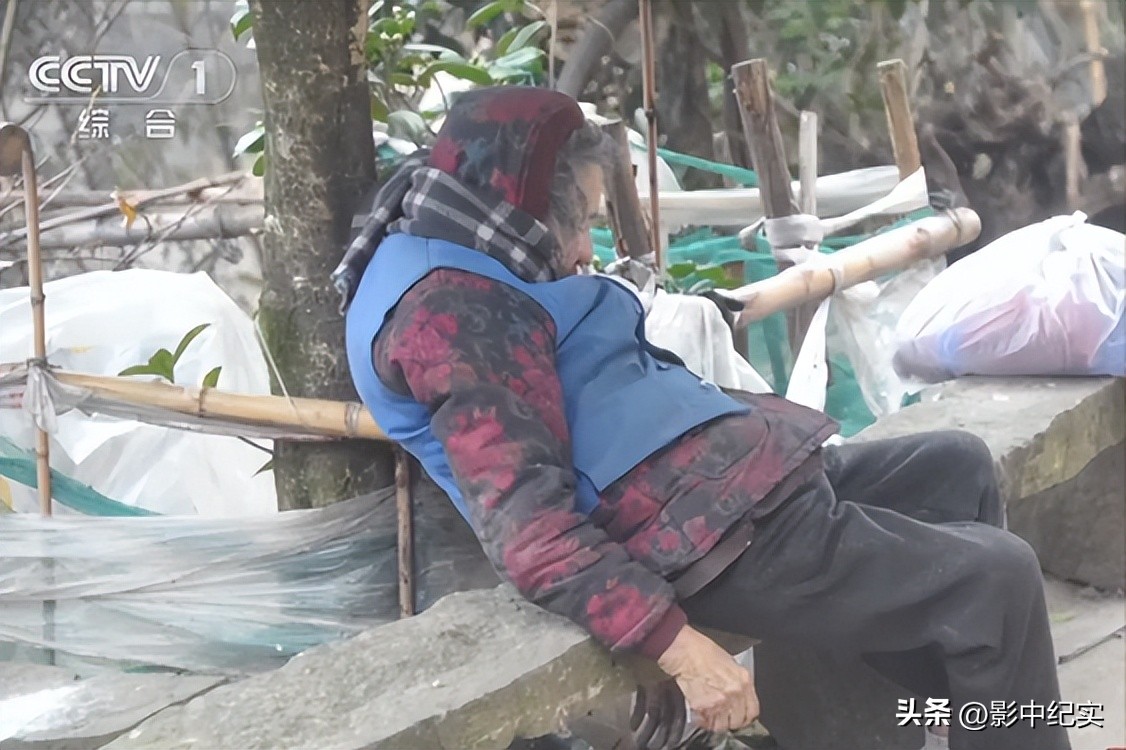 2014年重庆85岁老太惨遭遗弃，冻死在儿子家门口，4名不孝子获刑