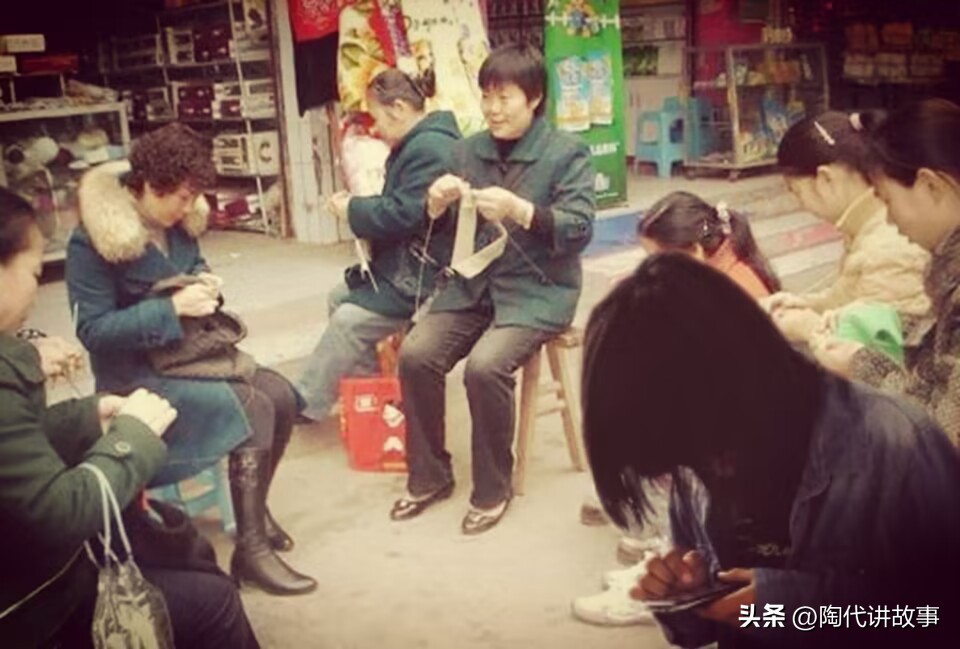 女子买手机花其他男人的钱,被发现后直言:心疼老公赚钱太辛苦