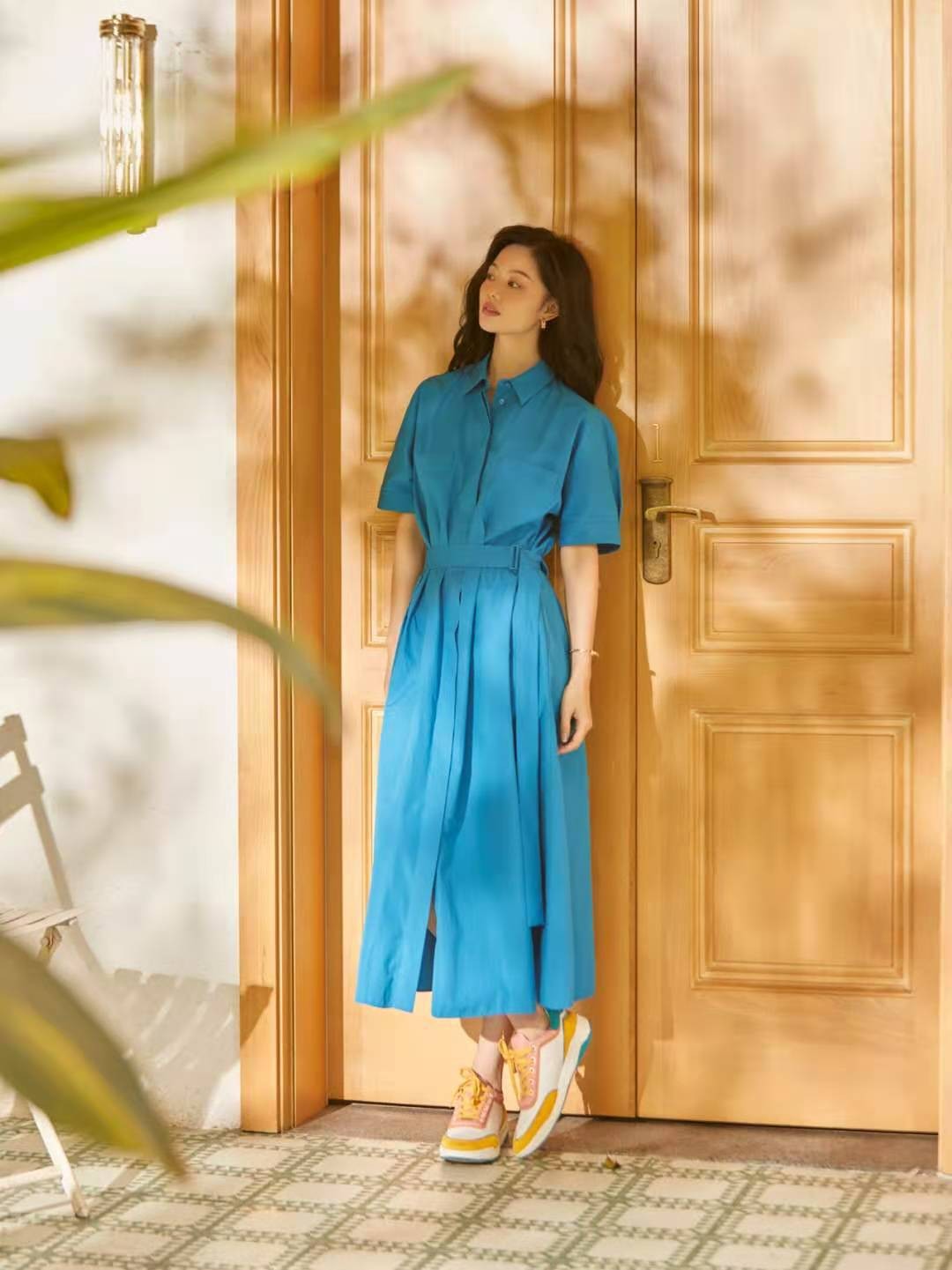 女人尽量少穿黑色衣服,女人到了中年尽量少穿这2个颜色