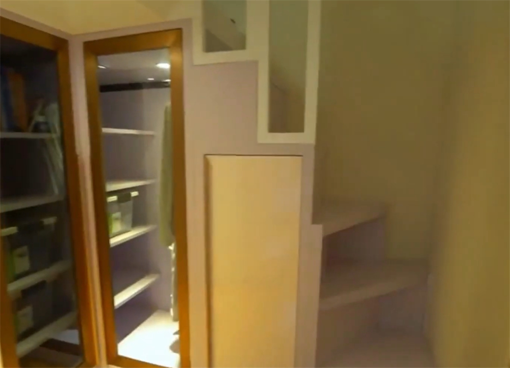 香港一家4口居住110尺劏房,香港一家五口住在豪宅