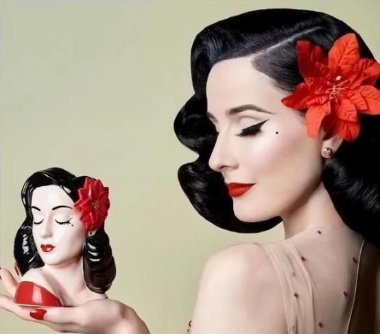 涓栫晫绗竴鑸炲绌跨传鑹茬殑瑁欏瓙,涓栫晫绗竴鑸炲鎯婅壋琛ㄦ紨