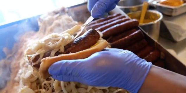 芝加哥街头最好吃的热狗，大香肠配上黄芥末，吃起来相当过瘾