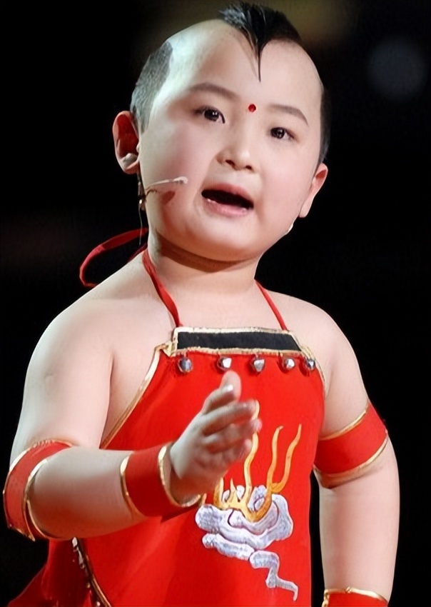 被注射抑生长剂，与女粉丝裸聊，这4位童星，真的被父母害惨了