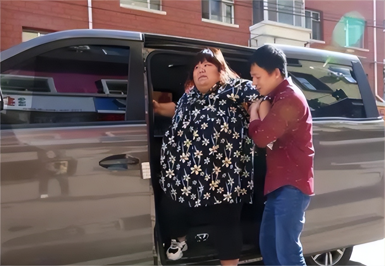 结婚3年校花被丈夫喂胖到332斤,当年校花被丈夫养胖三百多斤