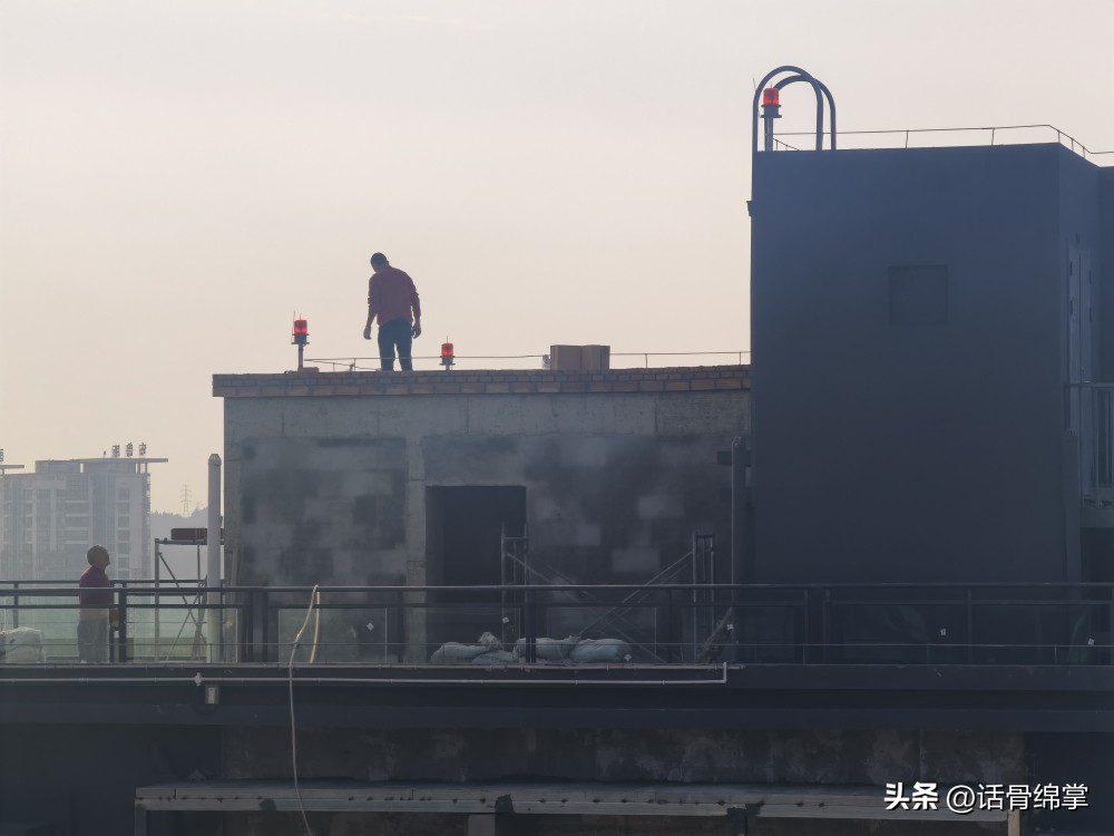 顶楼加盖楼下住户不同意,七楼楼顶加盖了一层