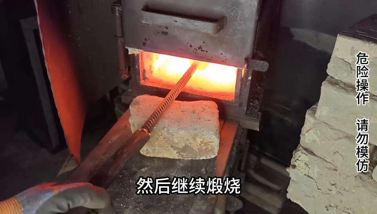 国外牛人钢板锻造剑全过程,外国铁匠锻造剑全过程视频