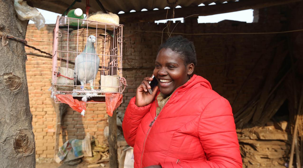 非洲22岁姑娘远嫁河南40岁农民，为其生下俩混血儿，如今怎样了？