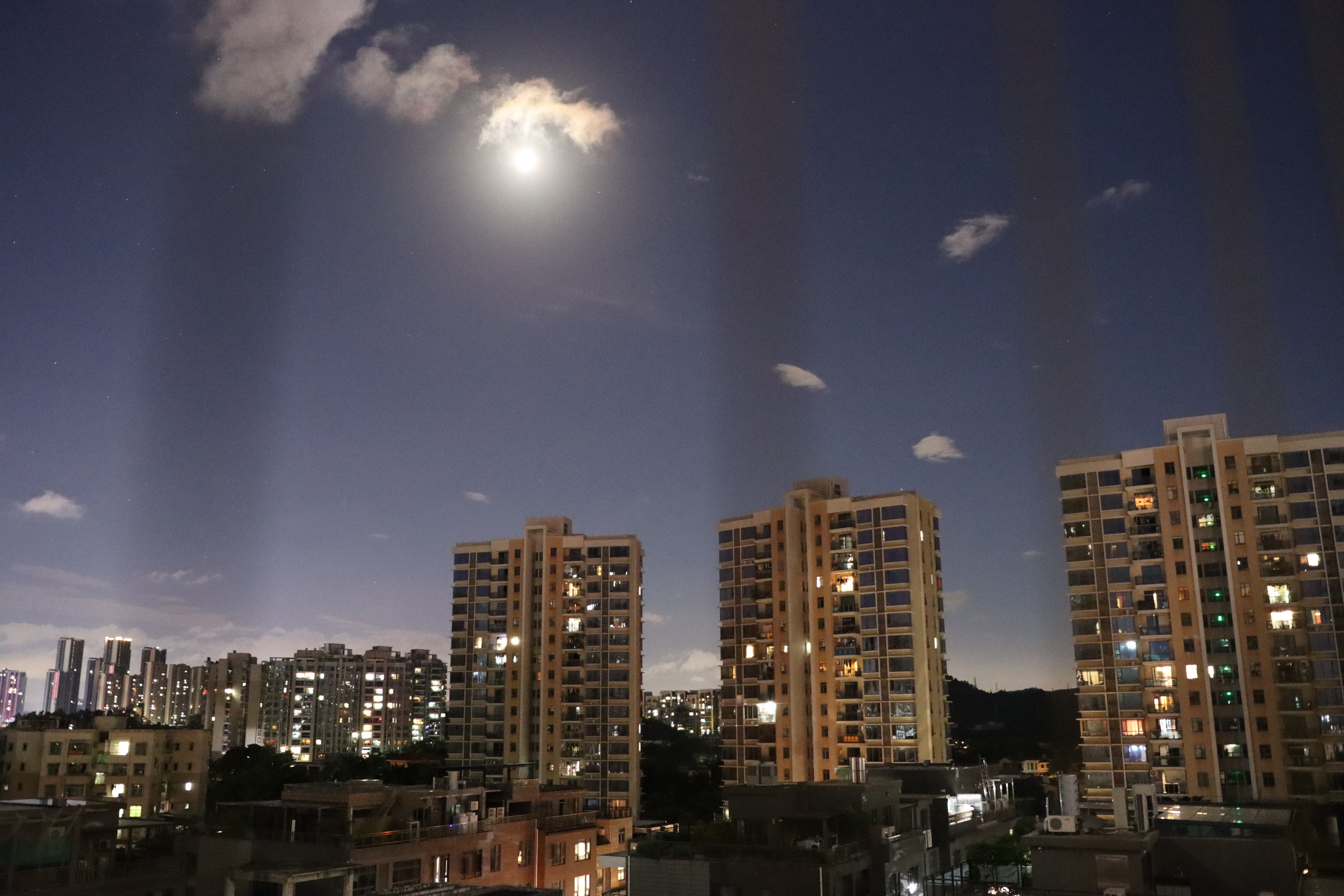 用eos700d拍大片,90d配适马18-35镜头重量