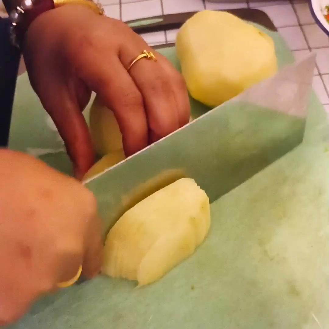 下雨天真的太适合在家吃火锅了,下雨天适合吃火锅视频