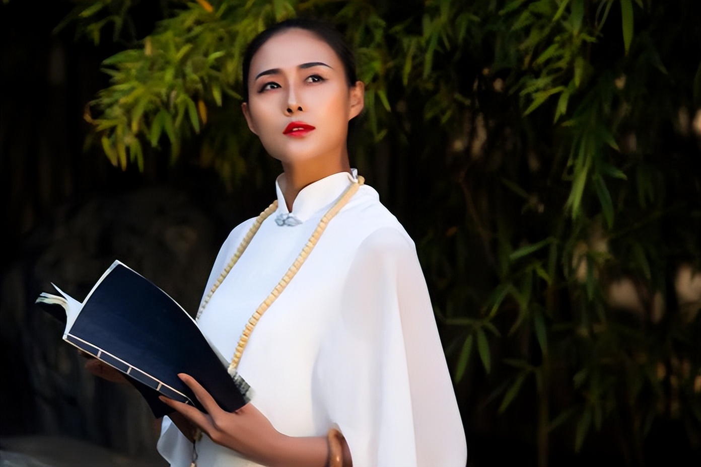 放假出行有感，写七律3首。入目无名花滟滟，向人蝴蝶粉盈盈