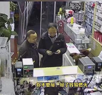 德阳大爷掰电池后电池爆炸,男子不听警告手掰电池瞬间燃爆