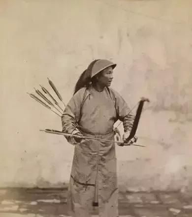 一箭射中猪屁股的成语,箭射穿小腿