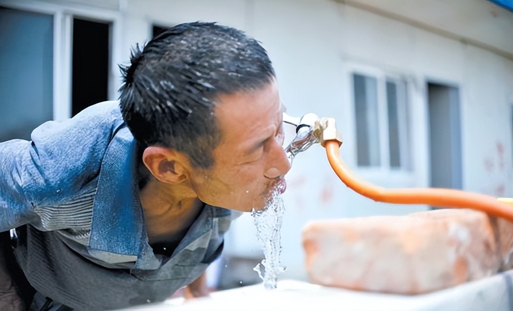 女子买白菜回家一掰开看见寄生虫,女子买草莓发现有虫子
