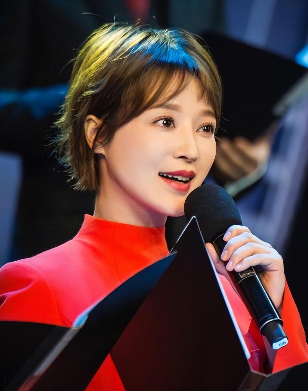 央视女主持人胡蝶有整容吗,主播胡蝶几岁嫁陆川