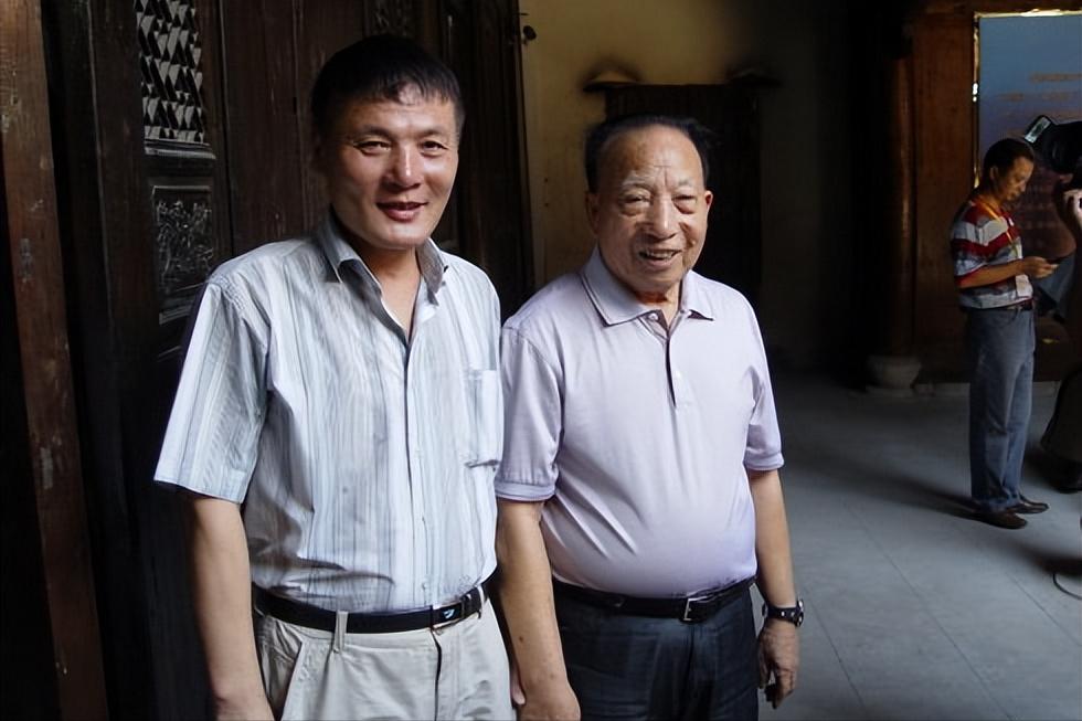 掏粪工白手起家，打造出900亿“中国好莱坞”，横店之王靠随缘？