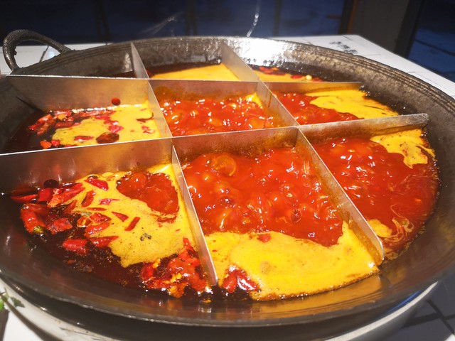 重庆新市井气火锅店,重庆网红唱歌火锅店