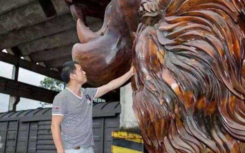 根雕雄狮三百万拒买照片,广西男子雕出15米雄狮