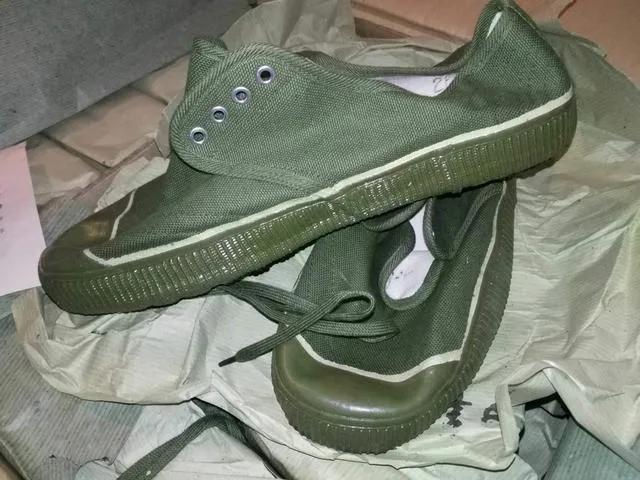 你可还记得黑白电视机上的彩色贴膜？回顾一些八九十年代生活用品