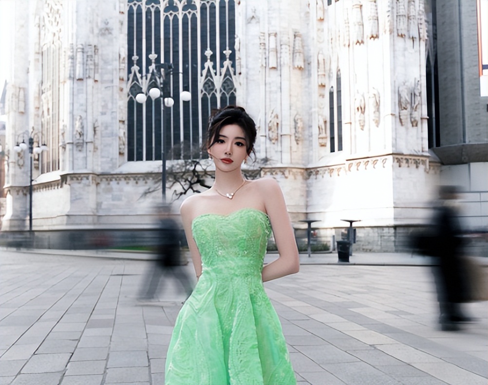 刘雯时隔三年重返时装周首秀,2003后女明星