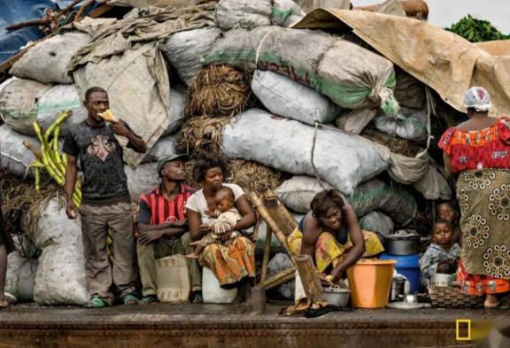非洲最奇葩的贫民窟,捡剩饭也要花20万买名牌西装,只为上街遛一圈