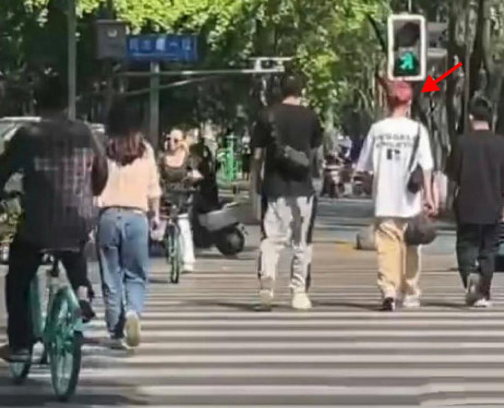 鹿晗被路人偶遇的视频,鹿晗偶遇粉丝打招呼