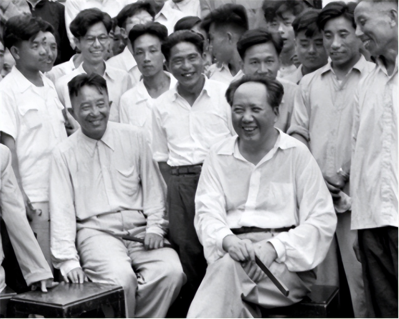 毛主席多次“戴口罩”外出，被认出后毫不避讳，与群众鱼水情深