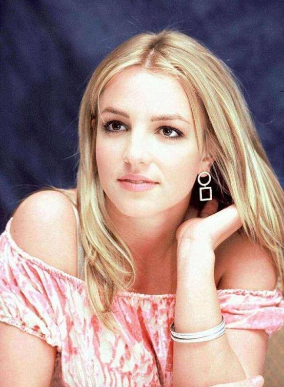 “小甜甜”被父亲在体内放节育器，奴役她13年，禁止让她见孩子