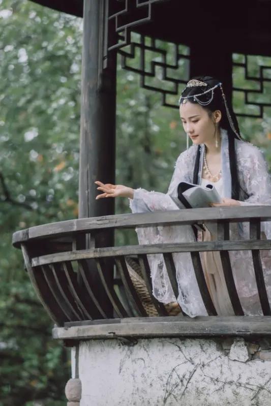 难道他不怕他老婆在她的小*裤内**上面喷辣椒水吗？