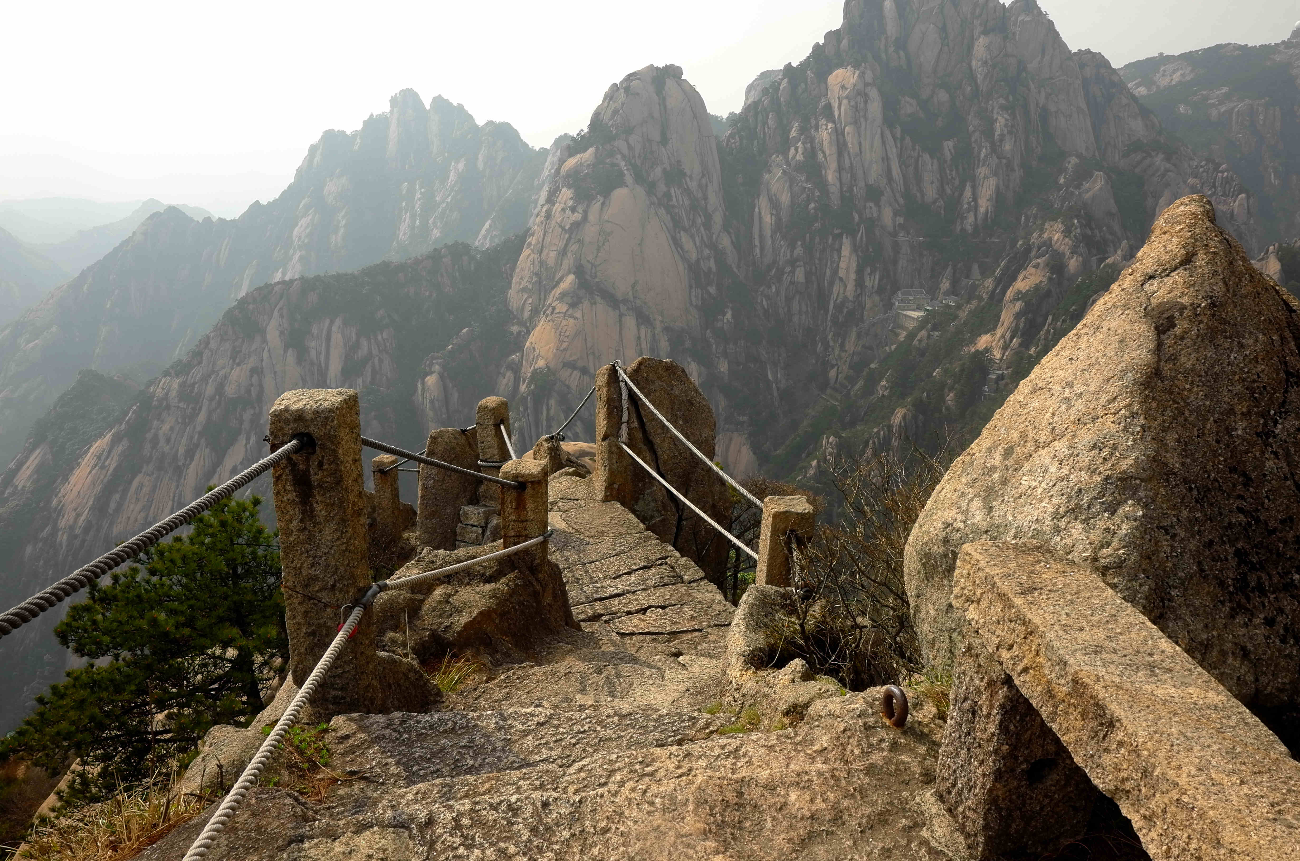 黄山天都峰会走鲫鱼背吗,黄山天都峰鲫鱼背第一视角
