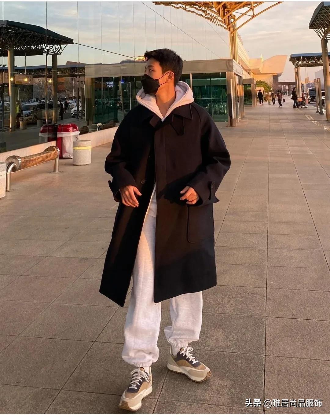 男士黑色大衣内搭什么颜色打底,男士穿大衣怎么搭配裤子和鞋子