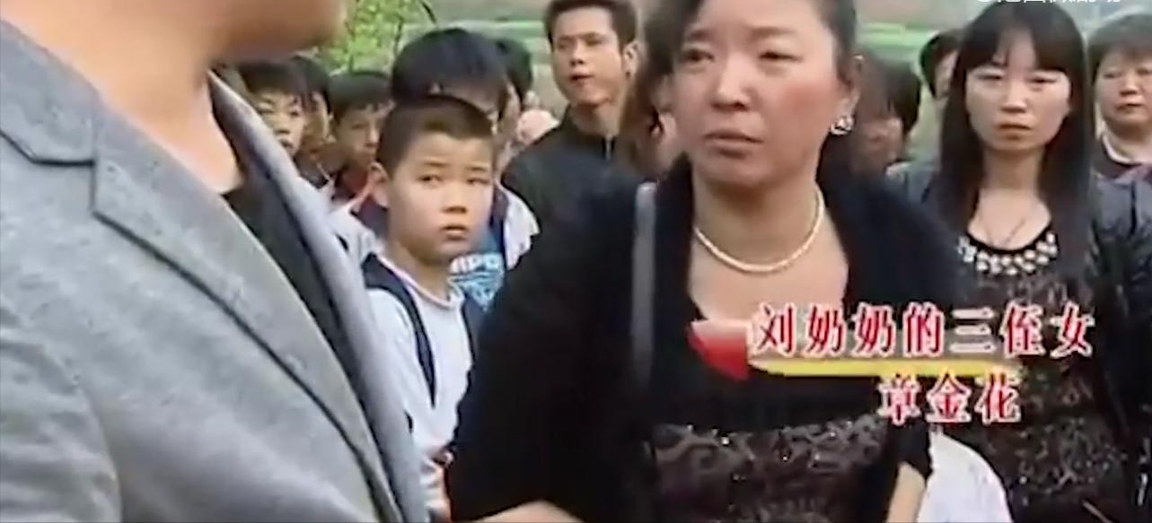 湖南88岁老太喝药自杀，三儿子围看等老人咽气，放话她早该死了!