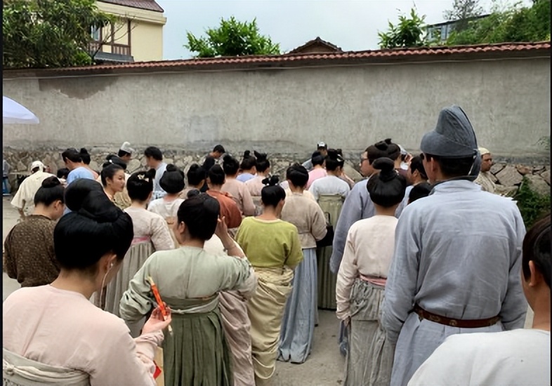 横店群演不够用了他们都在忙什么,横店20万群演现状