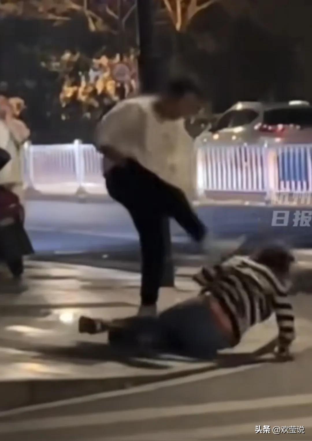 男子醉酒后被老婆踹飞,男子当街将妻子踢得连滚带爬