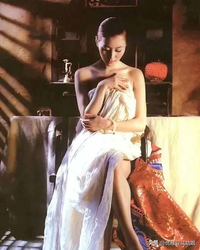 “人体模特”汤加丽:被父亲嫌弃,和丈夫离婚,46岁至今未婚