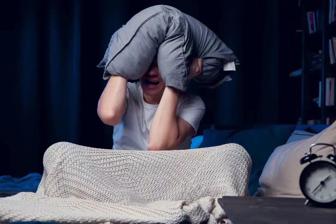 半夜失眠按哪个穴位,夜里失眠按哪个穴位