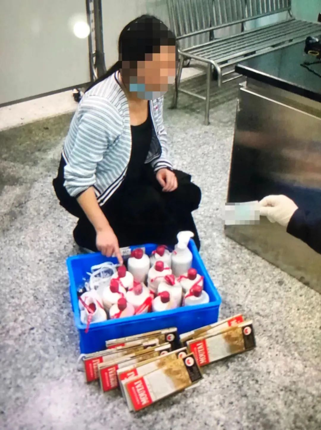 女子腿绑14瓶茅台酒入境被查,女子腿绑14瓶茅台过海关被查