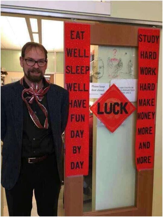 贴春联迎兔年,贴春联迎兔年合家欢