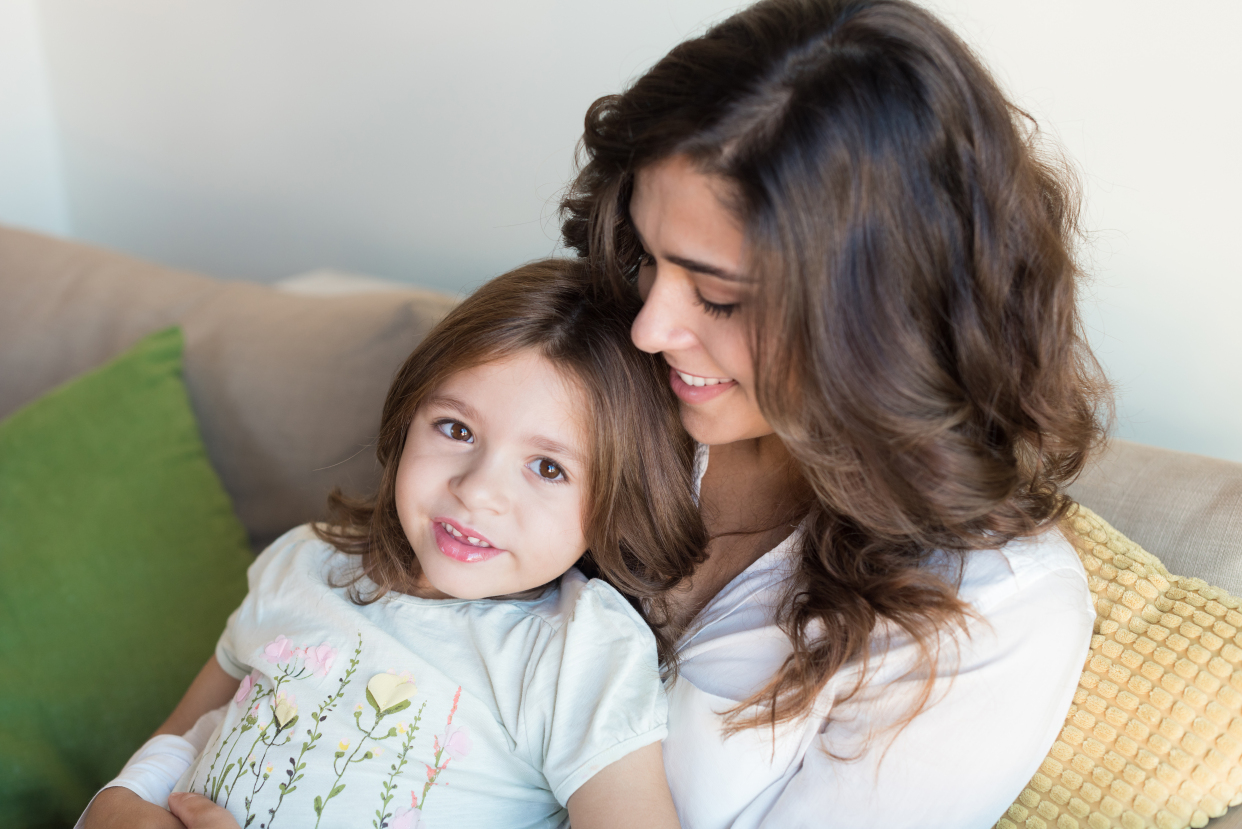 特别黏自己的孩子,孩子总黏妈妈怎么正确引导